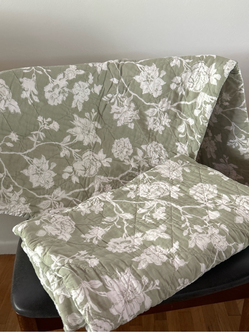 Set of 2 green floral quilt pillowcases